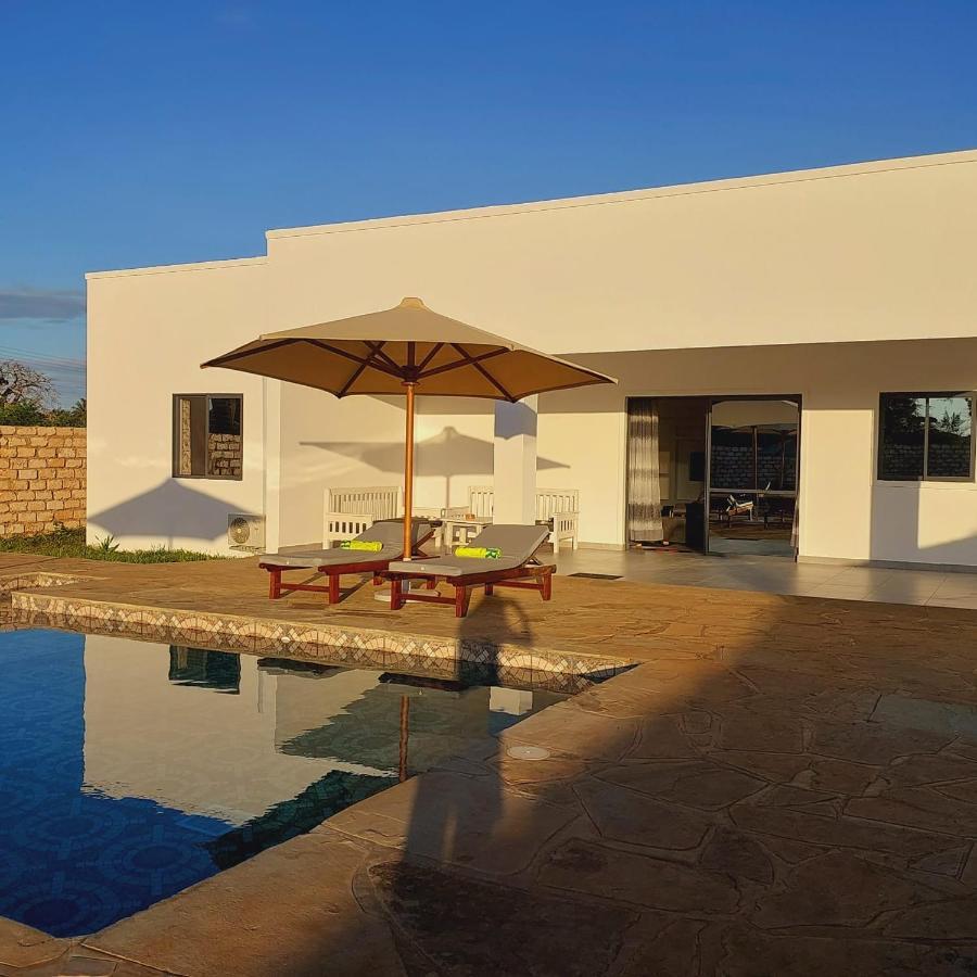 4 U Luxury Bungalows Diani Diani Beach Bagian luar foto