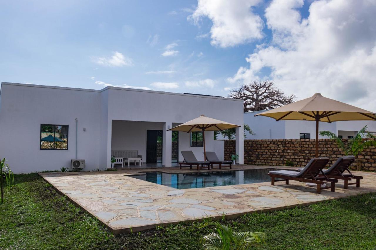 4 U Luxury Bungalows Diani Diani Beach Bagian luar foto