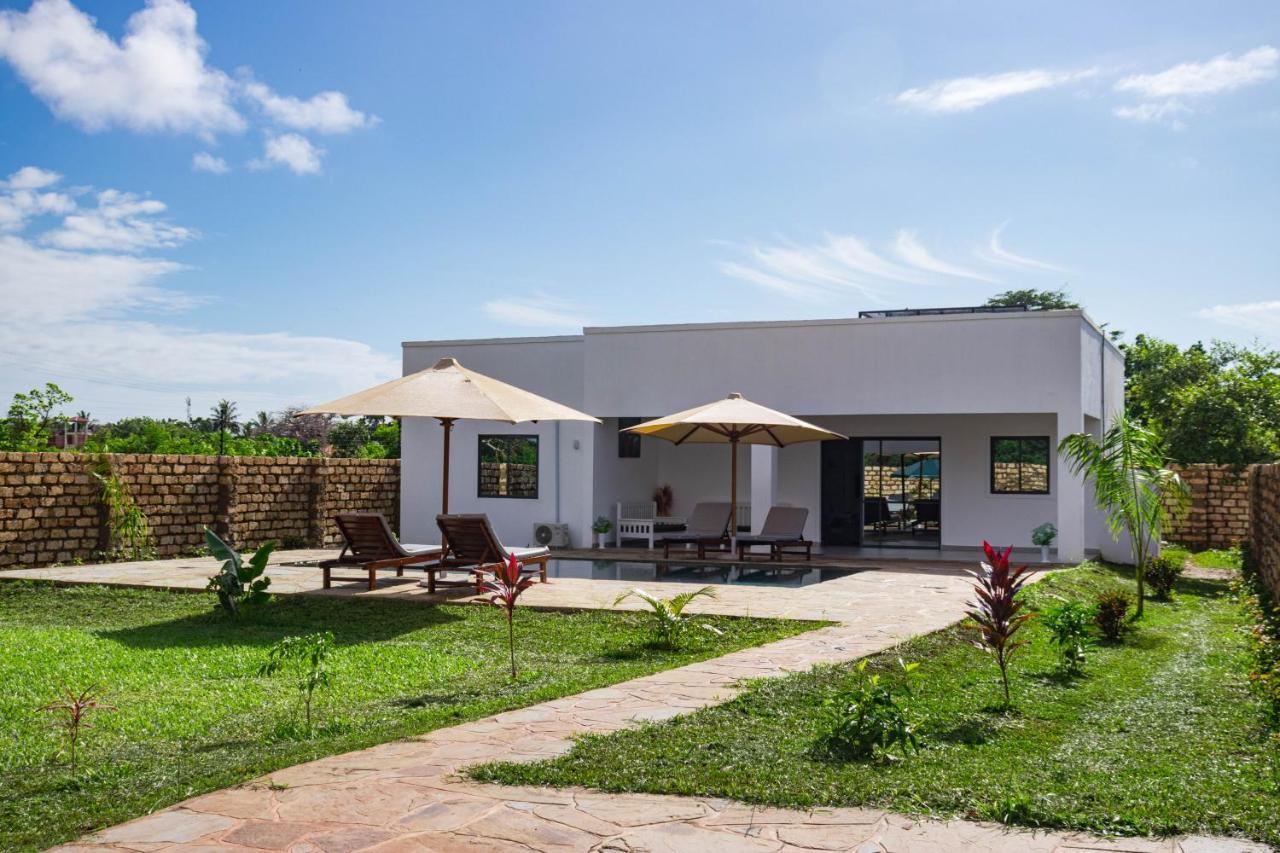 4 U Luxury Bungalows Diani Diani Beach Bagian luar foto