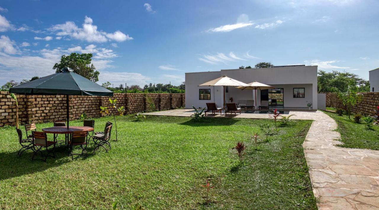 4 U Luxury Bungalows Diani Diani Beach Bagian luar foto