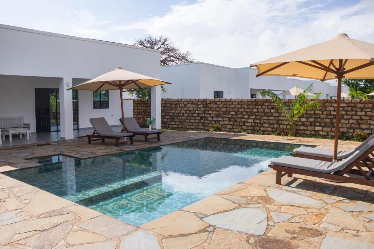 4 U Luxury Bungalows Diani Diani Beach Bagian luar foto
