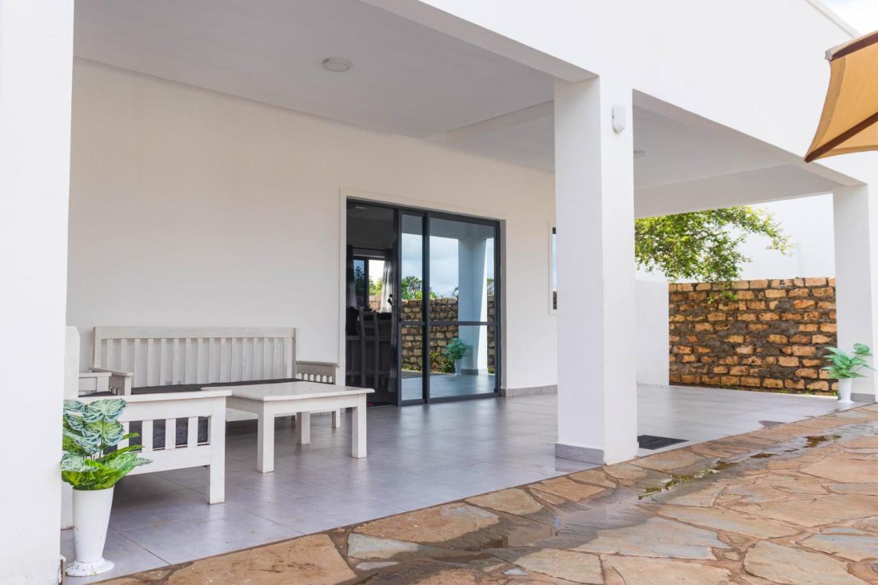 4 U Luxury Bungalows Diani Diani Beach Bagian luar foto
