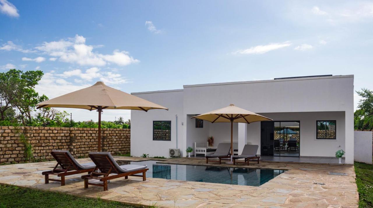 4 U Luxury Bungalows Diani Diani Beach Bagian luar foto